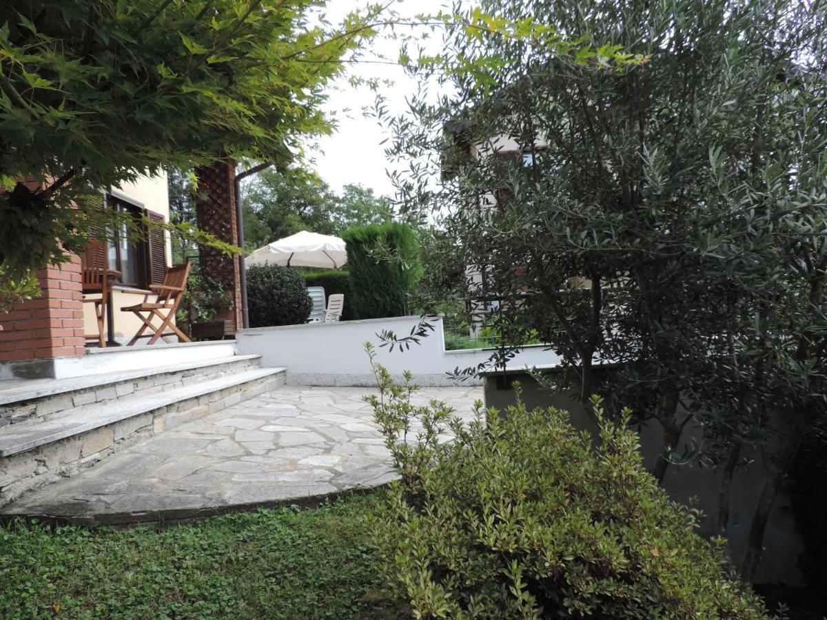 Casa Vacanza Il Glicine Casale Corte Cerro Exterior photo